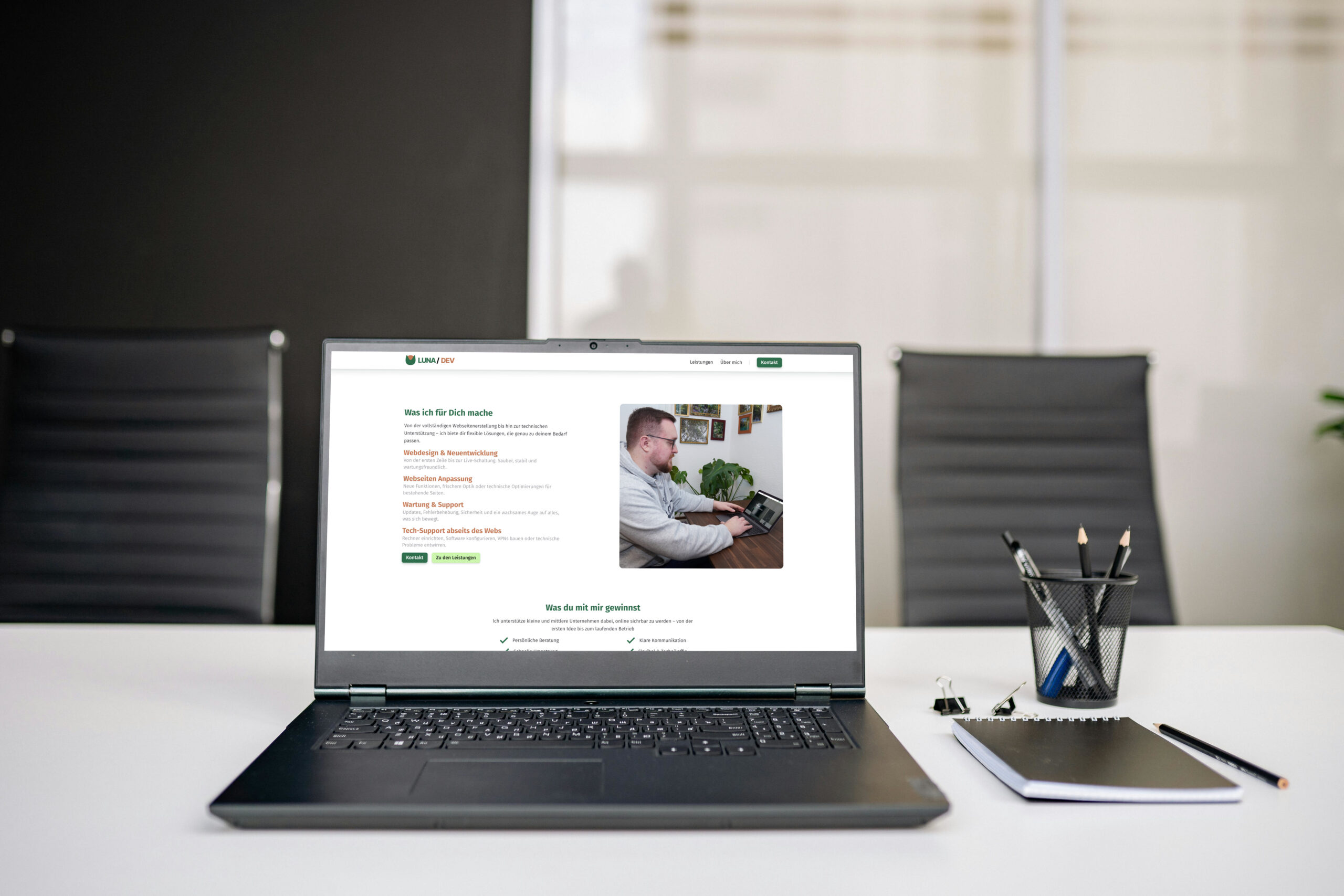 Ein Laptop auf einem Tisch, wo die Webseite luna-dev.site dargestellt ist.